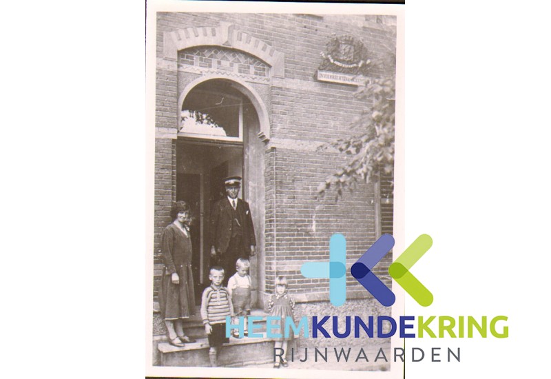 Fam Van Aken voor grenskantoor Lobith -Elten 1935 F0000043